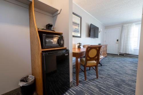 Lakeside with Two Queen Beds Back of the Building del hotel Scotty's Lakeside Resort