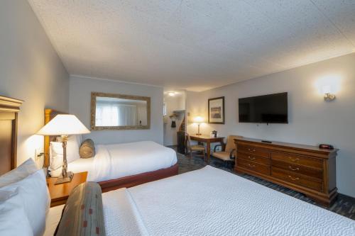 Lakeside with Two Queen Beds Back of the Building del hotel Scotty's Lakeside Resort. Foto 2