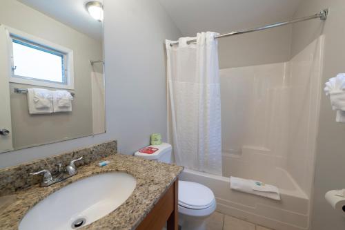 Lakeside with Two Queen Beds Back of the Building del hotel Scotty's Lakeside Resort. Foto 3