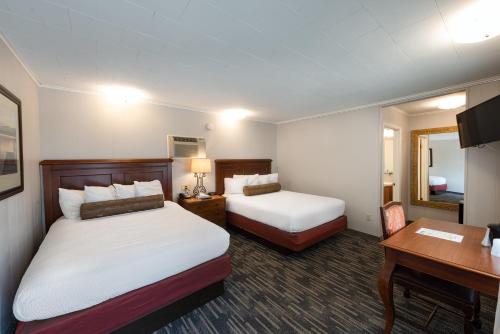 Habitación en el centro y con 2 camas grandes del hotel Scotty's Lakeside Resort. Foto 2