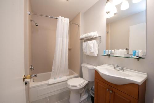 Habitación en el centro y con 2 camas grandes del hotel Scotty's Lakeside Resort. Foto 3