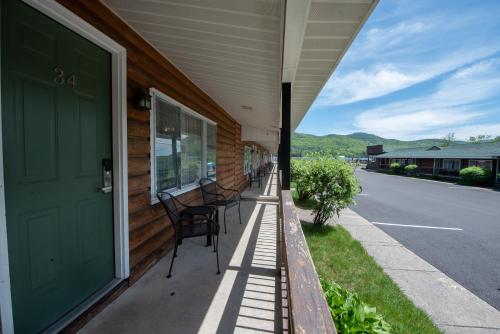 Habitación en el centro y con 2 camas grandes del hotel Scotty's Lakeside Resort. Foto 4