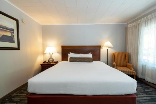 Habitación Center - 1 cama extragrande del hotel Scotty's Lakeside Resort