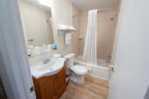 Habitación Center - 1 cama extragrande del hotel Scotty's Lakeside Resort. Foto 2