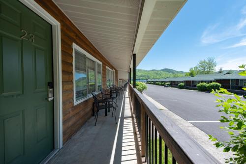 Habitación Center - 1 cama extragrande del hotel Scotty's Lakeside Resort. Foto 3