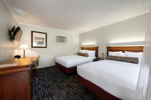 Center Room with Queen and Double Bed Front of the Building del hotel Scotty's Lakeside Resort. Foto 1