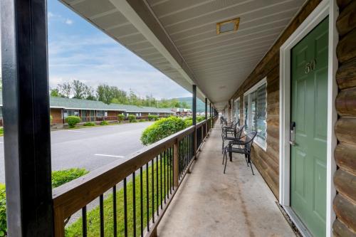 Center Room with Queen and Double Bed Front of the Building del hotel Scotty's Lakeside Resort. Foto 2