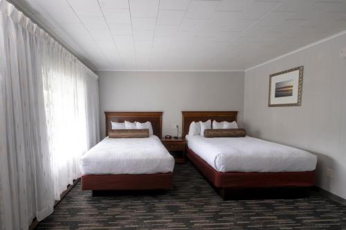 Center Room with Queen and Double Bed Front of the Building del hotel Scotty's Lakeside Resort. Foto 3