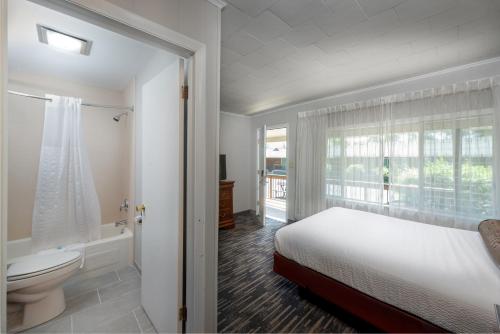 Alojamiento Centro con 1 cama grande del hotel Scotty's Lakeside Resort. Foto 3