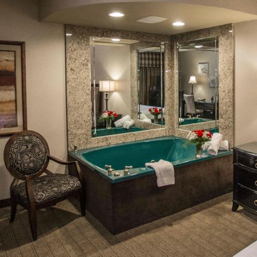 Suite con bañera de hidromasaje - Cama extragrande del hotel Garden Place