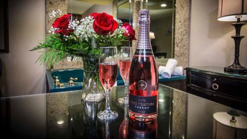 Suite con bañera de hidromasaje - Cama extragrande del hotel Garden Place. Foto 1