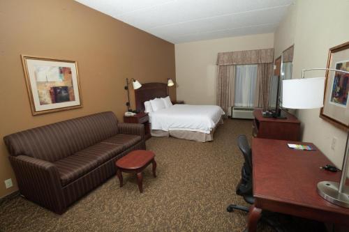King Room with Sofa Bed and Study - Non - Smoking del hotel Hampton Inn Oneonta. Foto 2