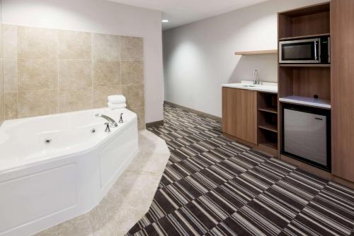 Deluxe Studio Queen Suite - Non - Smoking del hotel Microtel Inn & Suites by Wyndham - Penn Yan
