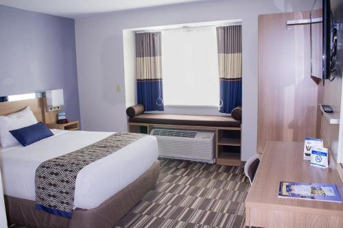 Suite Estudio con cama grande adaptada para personas con movilidad reducida - No fumadores del hotel Microtel Inn & Suites by Wyndham - Penn Yan