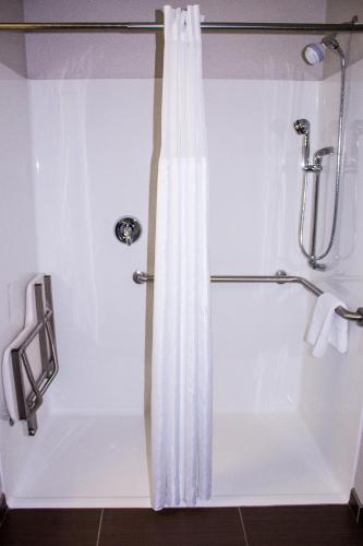 Suite Estudio con cama grande adaptada para personas con movilidad reducida - No fumadores del hotel Microtel Inn & Suites by Wyndham - Penn Yan. Foto 3