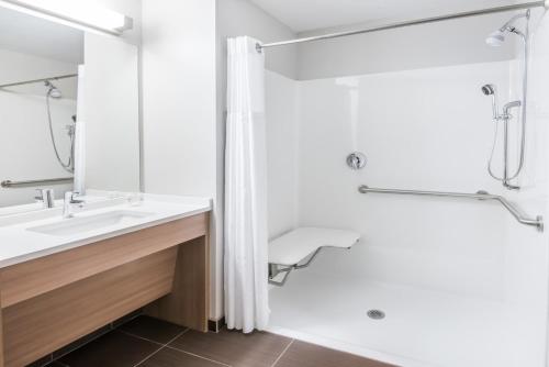Suite Estudio con cama grande adaptada para personas con movilidad reducida - No fumadores del hotel Microtel Inn & Suites by Wyndham - Penn Yan. Foto 5