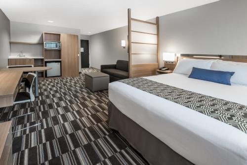 Suite 1 Cama queen Vista ciudad Accesible Estudio del hotel Microtel Inn & Suites by Wyndham - Penn Yan