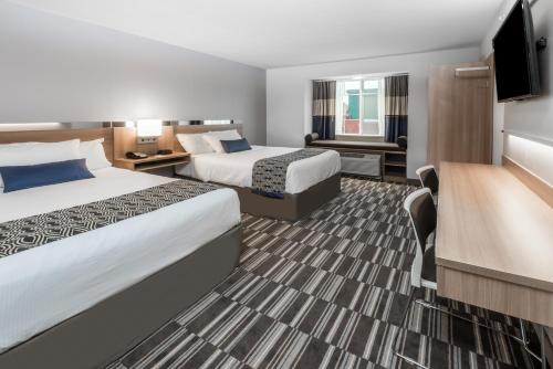 Habitación doble Vista ciudad 2 Camas queen del hotel Microtel Inn & Suites by Wyndham - Penn Yan. Foto 2