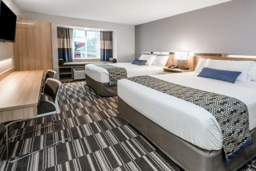 Habitación doble Vista ciudad 2 Camas queen del hotel Microtel Inn & Suites by Wyndham - Penn Yan. Foto 3