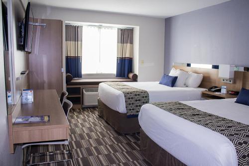 Habitación doble Vista ciudad 2 Camas queen del hotel Microtel Inn & Suites by Wyndham - Penn Yan. Foto 5