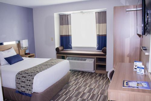 Habitación - No fumadores - Cama grande del hotel Microtel Inn & Suites by Wyndham - Penn Yan. Foto 2