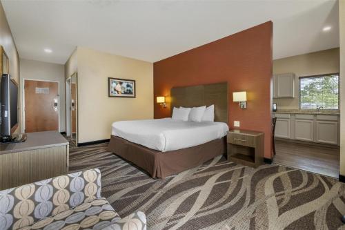 Habitación con cama extragrande y sofá cama - No fumadores del hotel Best Western Plus University Inn. Foto 3