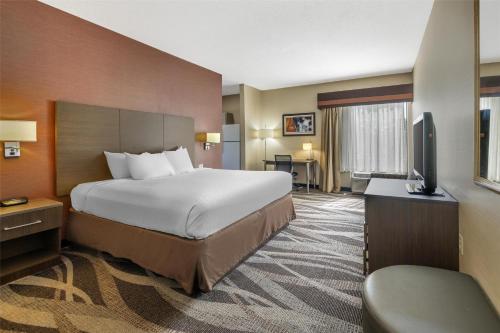 Habitación con cama extragrande y sofá cama - No fumadores del hotel Best Western Plus University Inn. Foto 4