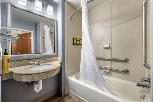 Habitación con ducha a ras de suelo, adaptada para personas de movilidad reducida - 1 cama extragrande del hotel Best Western Plus University Inn. Foto 3