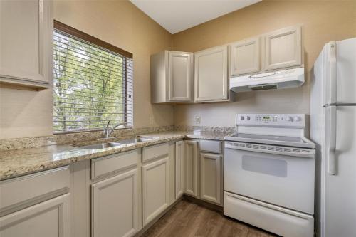 Habitación con cama extragrande y sofá cama - No fumadores del hotel Best Western Plus University Inn