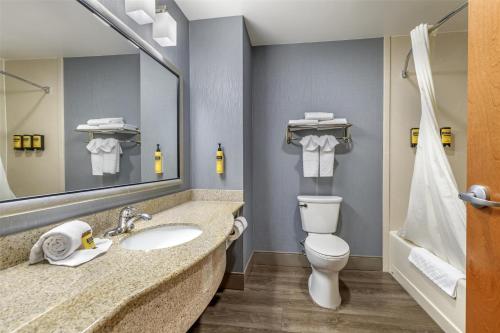 Habitación con cama extragrande y sofá cama - No fumadores del hotel Best Western Plus University Inn. Foto 1