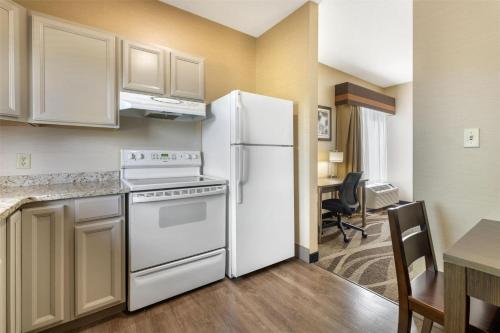 Habitación con cama extragrande y sofá cama - No fumadores del hotel Best Western Plus University Inn. Foto 2