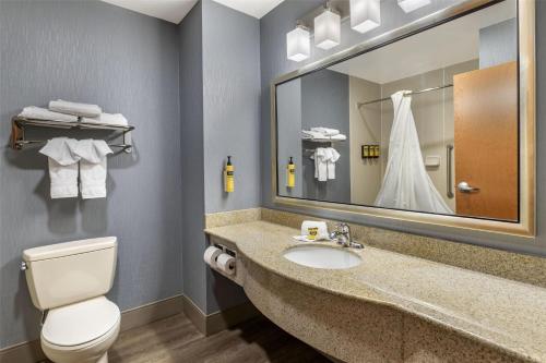 Habitación Doble - 2 camas dobles y sofá cama del hotel Best Western Plus University Inn. Foto 1