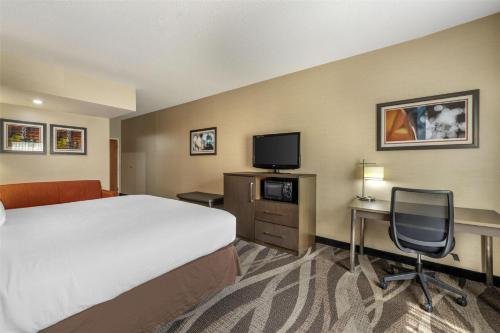 Habitación con cama extragrande y sofá cama - No fumadores del hotel Best Western Plus University Inn