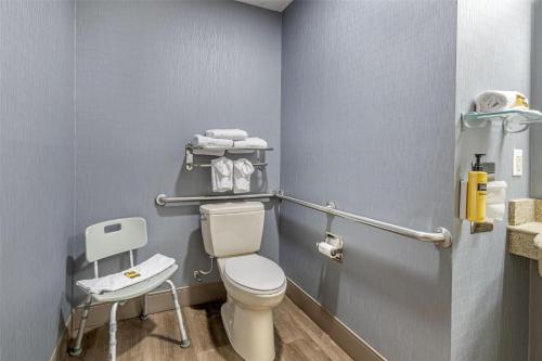 Habitación con cama extragrande y ducha a ras de suelo - Adaptada para personas de movilidad reducida/No fumadores del hotel Best Western Plus University Inn. Foto 4