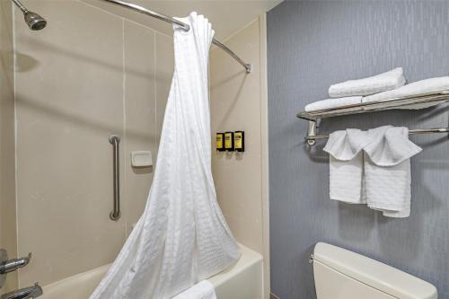 Habitación - 1 cama extragrande - No fumadores del hotel Best Western Plus University Inn. Foto 2