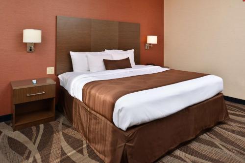 Habitación - 1 cama extragrande - No fumadores del hotel Best Western Plus University Inn. Foto 4