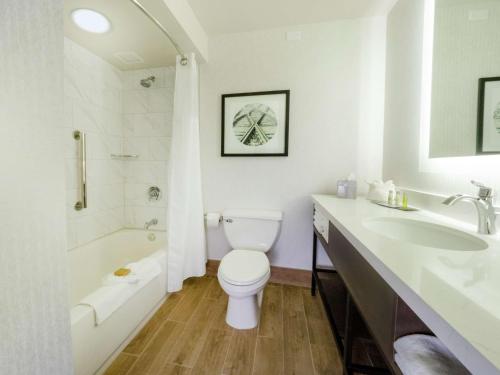 Habitación - 2 camas grandes - Adaptada para personas con discapacidad auditiva del hotel Doubletree By Hilton Jamestown. Foto 1