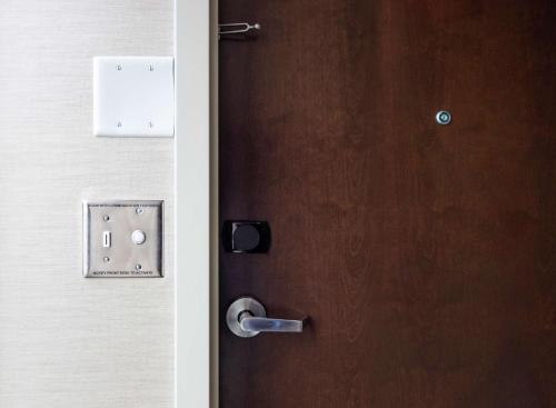 Habitación - 2 camas grandes - Adaptada para personas con discapacidad auditiva del hotel Doubletree By Hilton Jamestown. Foto 2