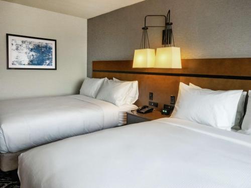 Habitación - 2 camas grandes - Adaptada para personas con discapacidad auditiva del hotel Doubletree By Hilton Jamestown. Foto 3