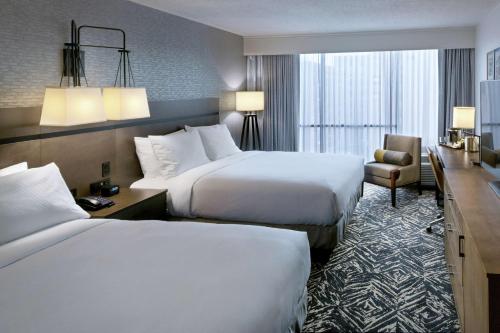 Habitación - 2 camas grandes - Adaptada para personas con discapacidad auditiva del hotel Doubletree By Hilton Jamestown. Foto 5