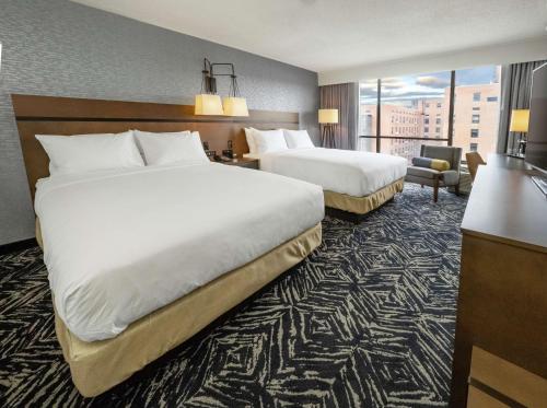 Habitación con 2 camas grandes del hotel Doubletree By Hilton Jamestown