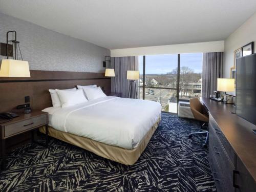 Habitación con cama extragrande. del hotel Doubletree By Hilton Jamestown. Foto 1