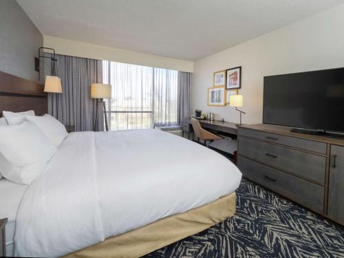 Habitación con cama extragrande. del hotel Doubletree By Hilton Jamestown. Foto 2