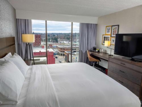 Suite de 2 dormitorios con cama extragrande del hotel Doubletree By Hilton Jamestown. Foto 1