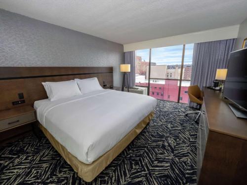 Suite de 2 dormitorios con cama extragrande del hotel Doubletree By Hilton Jamestown. Foto 2