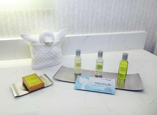 Suite de 2 dormitorios con cama extragrande del hotel Doubletree By Hilton Jamestown. Foto 3