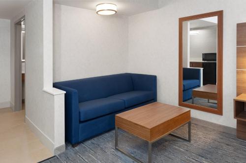 Suite con cama extragrande y sofá cama del hotel Holiday Inn Express Olean, An Ihg. Foto 3