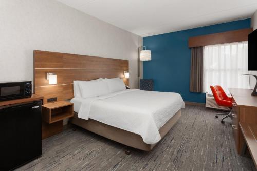 Habitación con cama extragrande y ducha a ras de suelo adaptada para personas con discapacidad auditiva - No fumadores del hotel Holiday Inn Express Olean, An Ihg. Foto 3