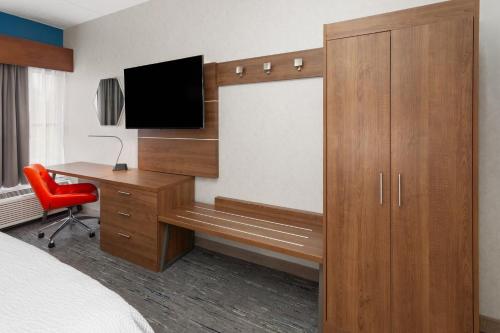 Habitación con cama extragrande y ducha a ras de suelo adaptada para personas con discapacidad auditiva - No fumadores del hotel Holiday Inn Express Olean, An Ihg. Foto 4
