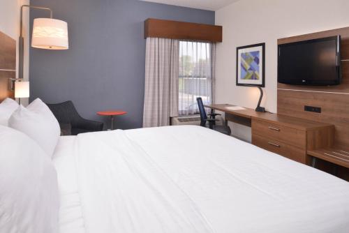Habitación adaptada para personas con movilidad reducida/discapacidad auditiva - Cama extragrande del hotel Holiday Inn Express Olean, An Ihg. Foto 2